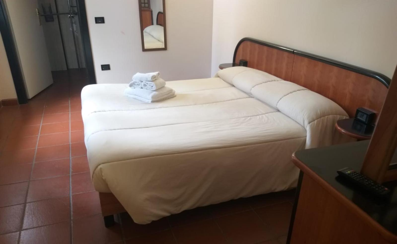 Lh Albergo Il Picchio Пескассеролі Екстер'єр фото