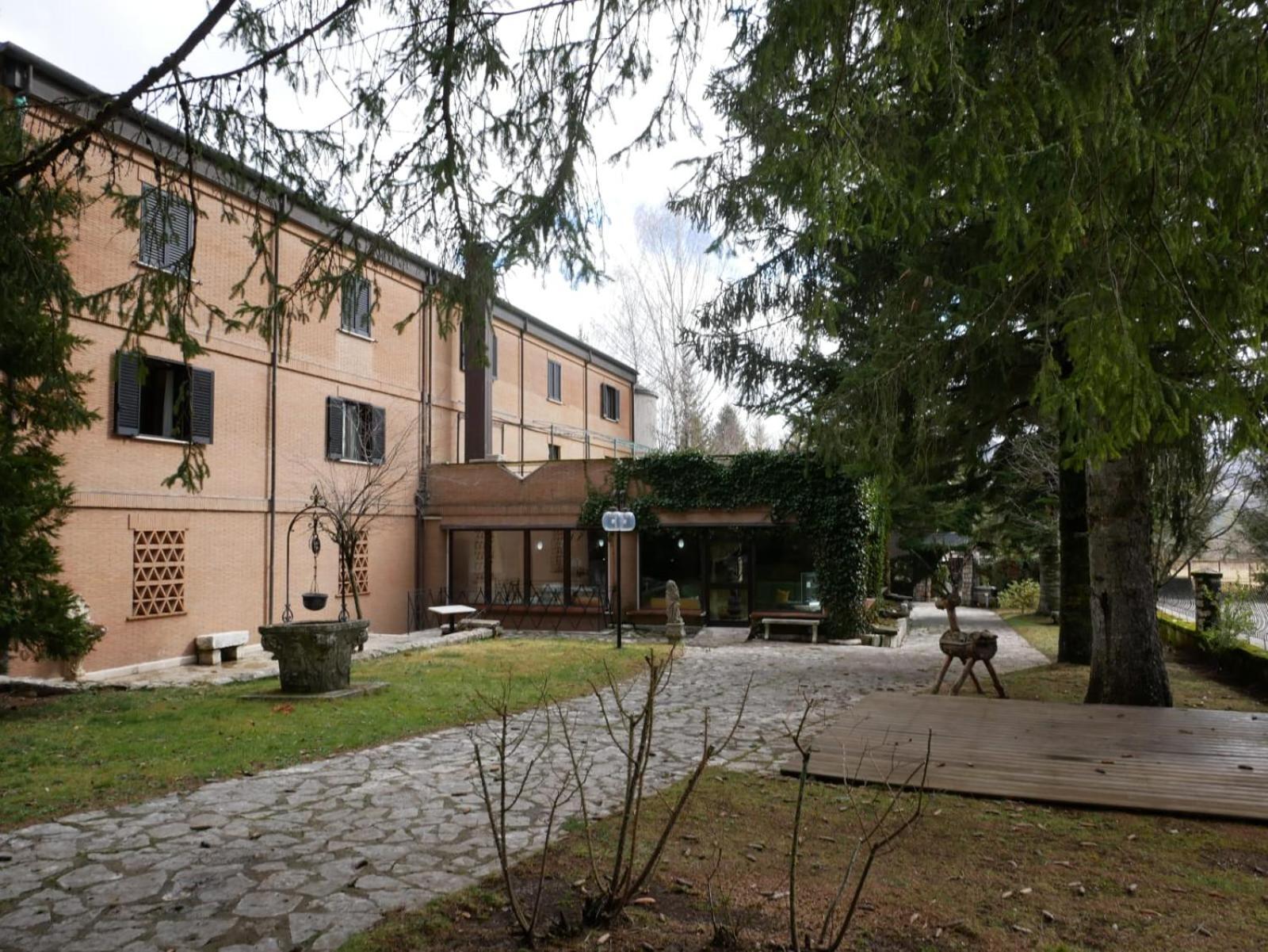 Lh Albergo Il Picchio Пескассеролі Екстер'єр фото
