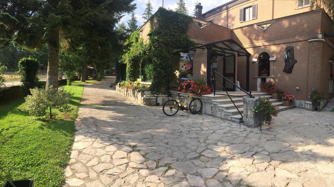 Lh Albergo Il Picchio Пескассеролі Екстер'єр фото