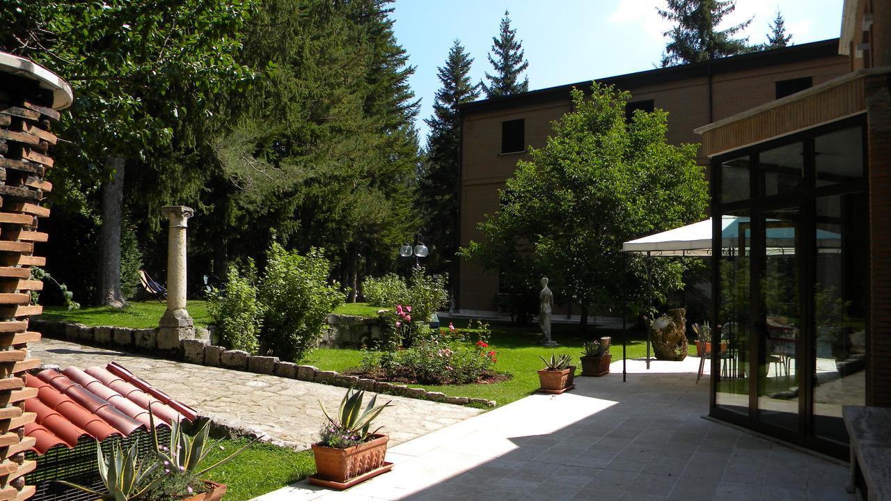Lh Albergo Il Picchio Пескассеролі Екстер'єр фото